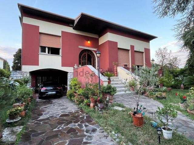Case e ville in vendita di 233 m² in Viale Puccini
