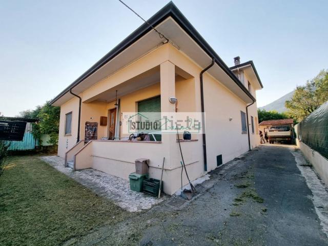 Case e ville in vendita di 234 m² in Via della Serra