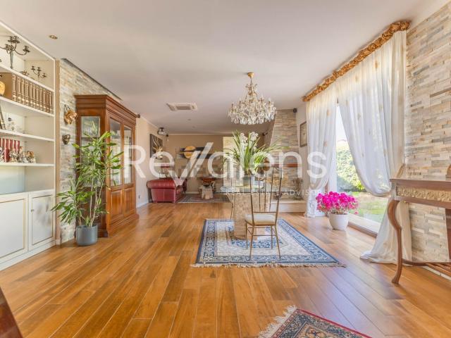 Case e ville in vendita di 234 m² in Via Picasso