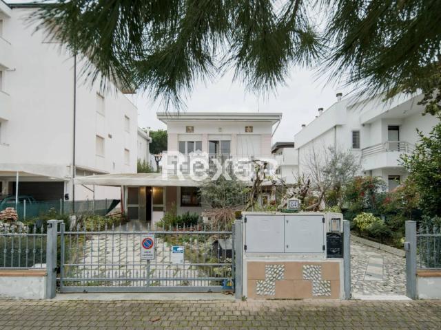 Case e ville in vendita di 234 m² in Viale Matteotti, 84