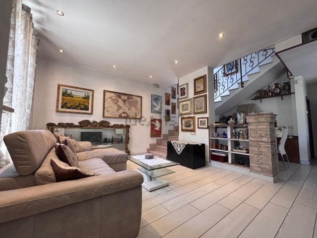 Case e ville in vendita di 234 m² in Contrada Aso, 86