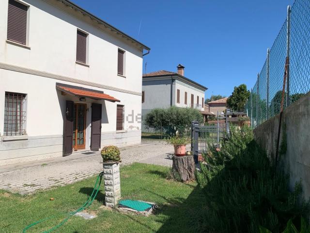 Case e ville in vendita di 234 m² in Strada Po di Primaro, 34