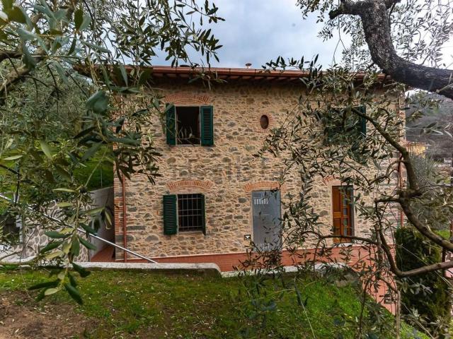 Case e ville in vendita di 234 m² in Strada Provinciale Colligiana