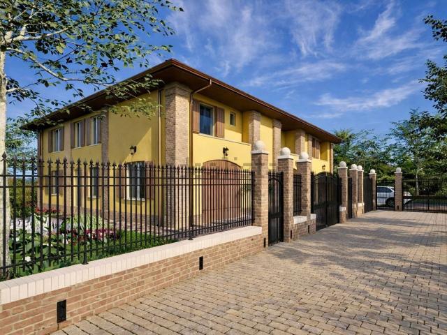 Case e ville in vendita di 235 m² in Via Codronchi, 5
