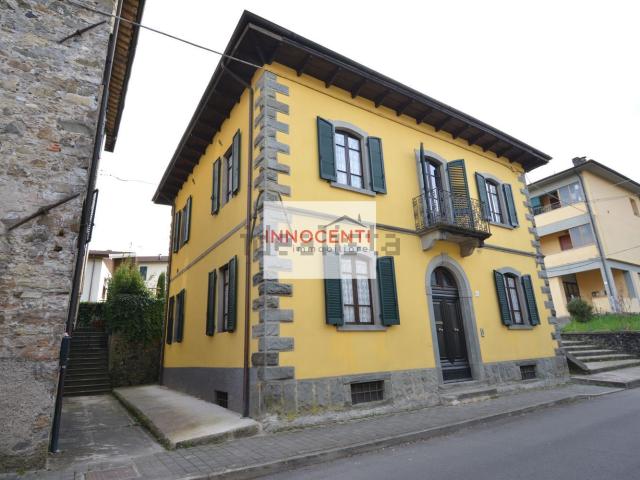 Case e ville in vendita di 235 m² in Via Giuseppe Garibaldi, 31