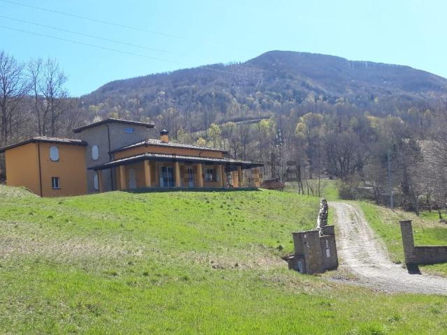 Case e ville in vendita di 235 m² in Via Giarola, 3