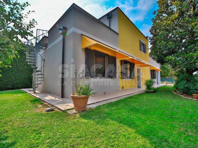 Case e ville in vendita di 235 m² in Via Gioacchino Rossini, 10