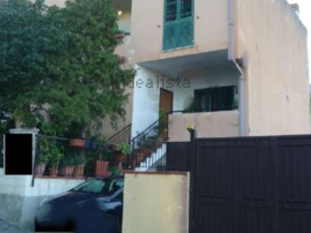 Case e ville in vendita di 235 m² in Via dei Garofani, 4