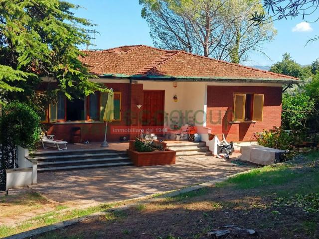Case e ville in vendita di 235 m² in Via del Poderino, 40