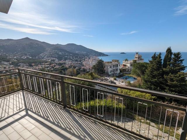 Case e ville in vendita di 235 m² in Via Luigi Borri