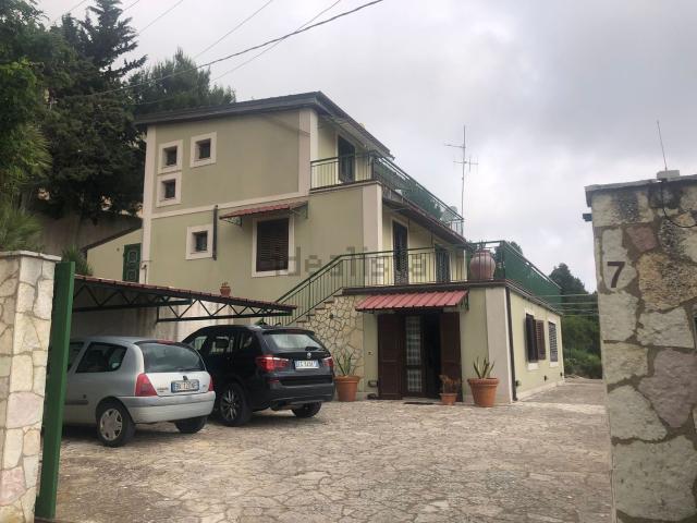 Case e ville in vendita di 235 m² in Via Monte Bonifato