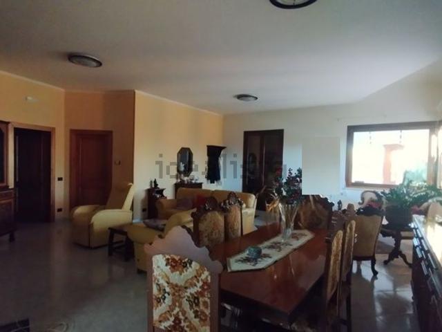 Case e ville in vendita di 235 m² in Via Mario Fani