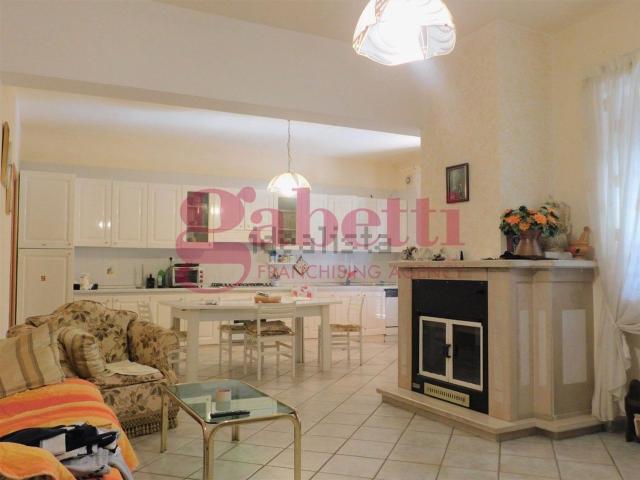 Case e ville in vendita di 235 m² in Via Nunziata Lunga