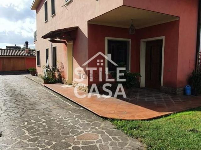 Case e ville in vendita di 235 m² in Via Poggetto, 15