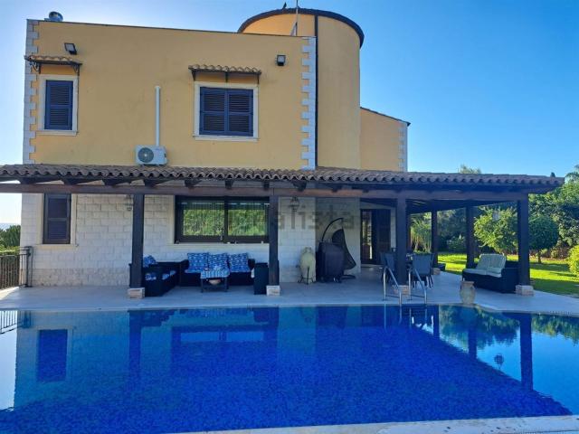 Case e ville in vendita di 235 m² in Via Pietro Fillioley, 5