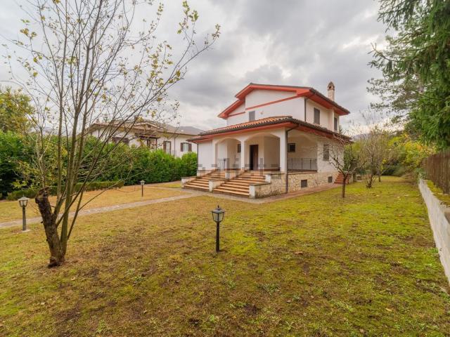 Case e ville in vendita di 235 m² in Via Valle Foresta Castellana, 11