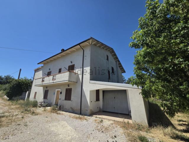 Case e ville in vendita di 235 m² in Contrada Cortile