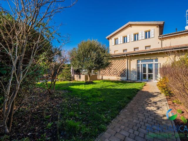 Case e ville in vendita di 236 m² in Via Bertolli, 30