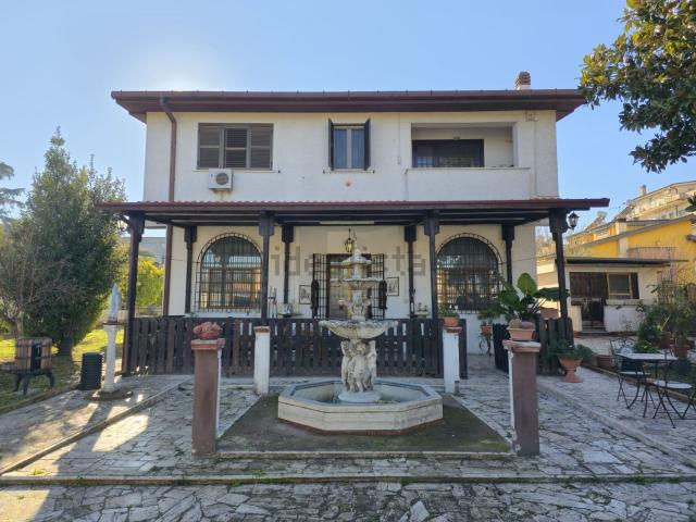 Case e ville in vendita di 236 m² in Via Bitti, 136