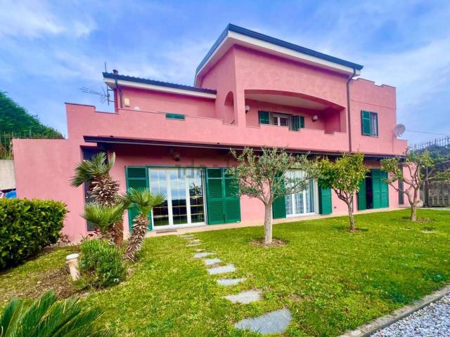 Case e ville in vendita di 237 m² in Via Castelletti, 10