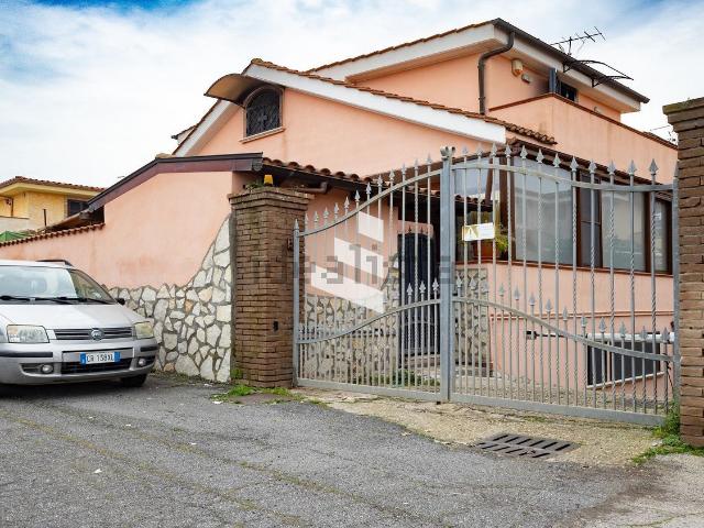 Case e ville in vendita di 237 m² in Via Mar di Bering