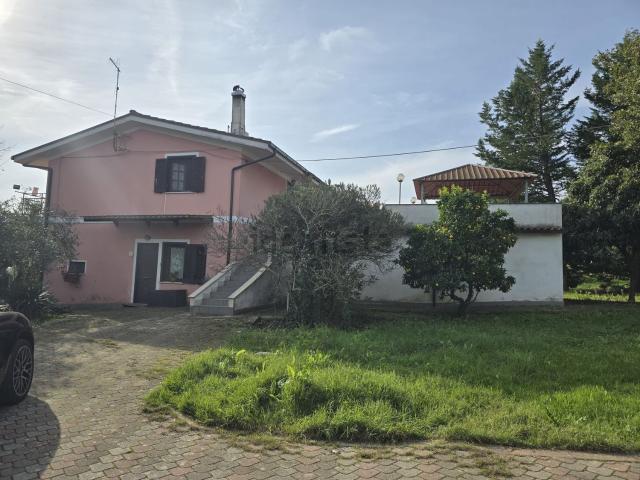 Case e ville in vendita di 237 m² in Via Peschieta