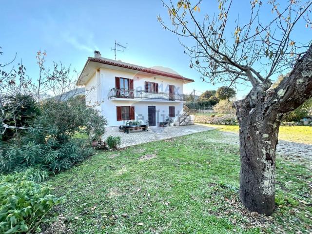 Case e ville in vendita di 238 m² in Via Campo dei Monaci