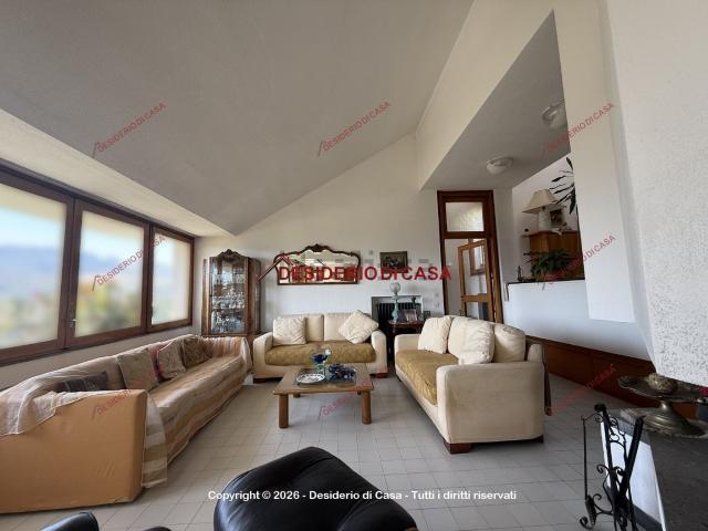 Case e ville in vendita di 238 m² in Via Circonvallazione, 130