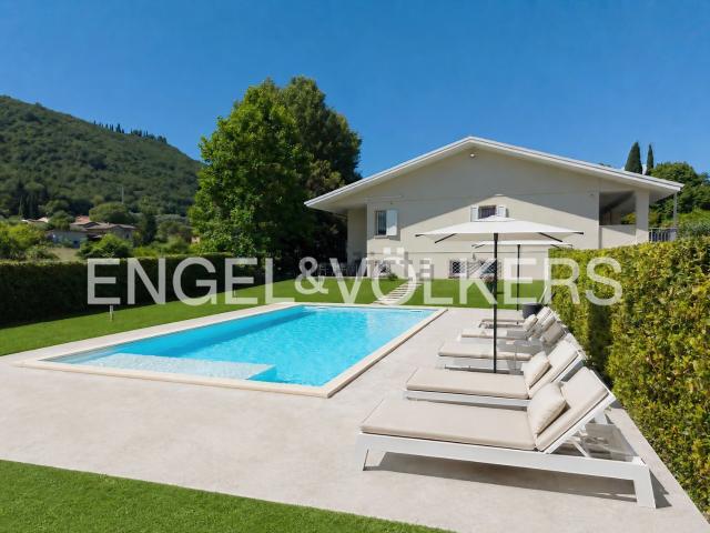Case e ville in vendita di 238 m² in Via dell&apos  Uva, 4