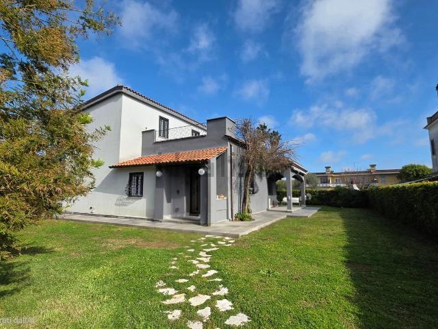 Case e ville in vendita di 238 m² in Via delle Bouganvillae, 34