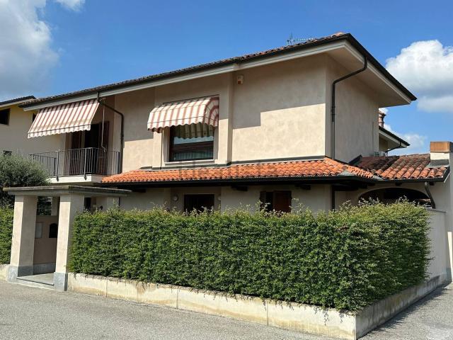 Case e ville in vendita di 238 m² in Via Dellera, 15