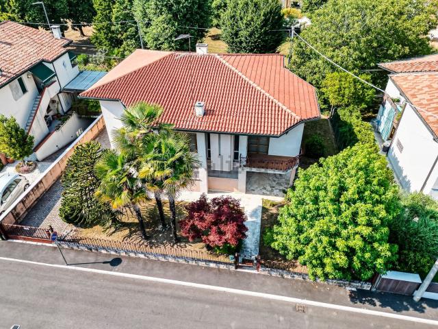 Case e ville in vendita di 238 m² in Via Monte Piana, 6