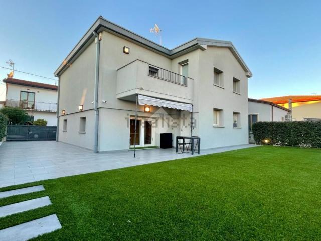 Case e ville in vendita di 238 m² in Via Vespucci
