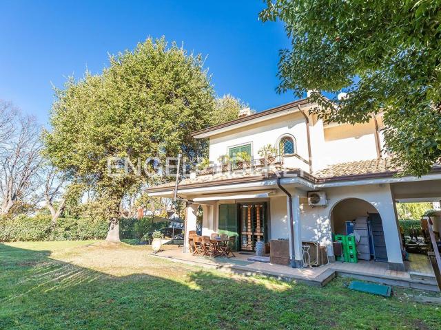 Case e ville in vendita di 238 m² in Viale John Fitzgerald Kennedy