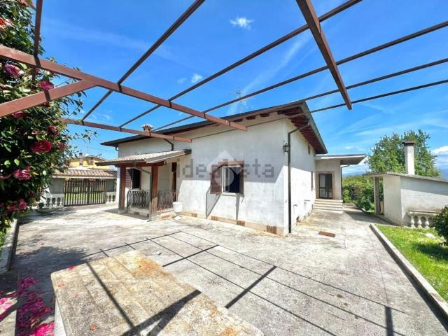 Case e ville in vendita di 239 m² in Via Colle Santo Giudico, 101