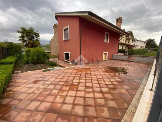 Case e ville in vendita di 239 m² in Via Giovanni XXIII