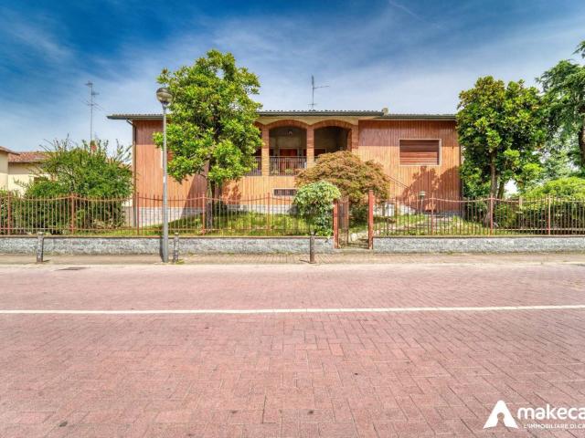 Case e ville in vendita di 239 m² in Via IV Novembre, 26