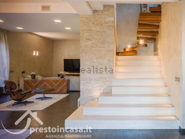Case e ville in vendita di 239 m² in Via Pietro Maroncelli