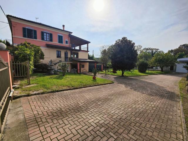 Case e ville in vendita di 239 m² in Via XXV Aprile
