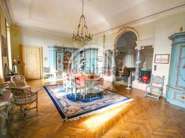 Case e ville in vendita di 2400 m²