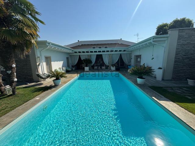 Case e ville in vendita di 240 m²