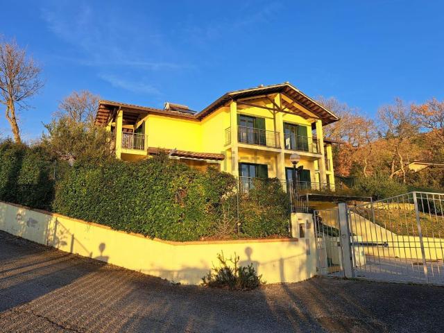 Case e ville in vendita di 240 m²
