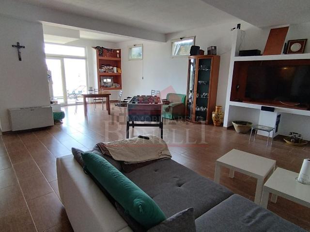 Case e ville in vendita di 240 m² in Via Collegiata