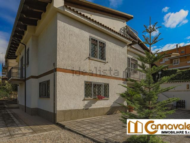 Case e ville in vendita di 240 m² in Via Cortemaggiore