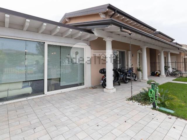 Case e ville in vendita di 240 m² in Via Caduti di Nassiriya, 72