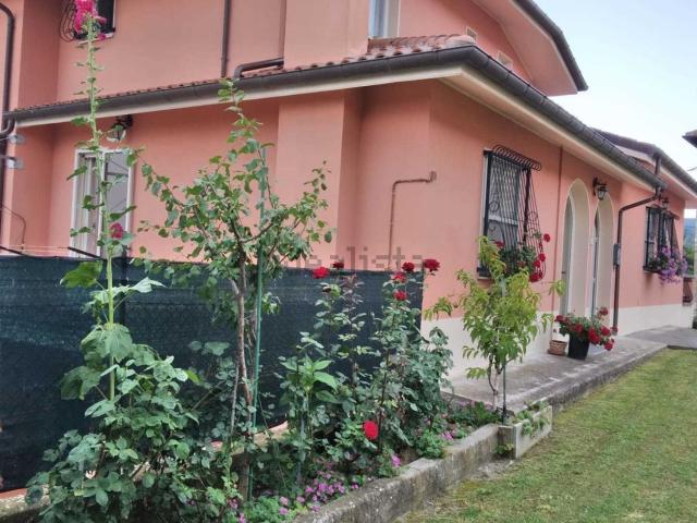 Case e ville in vendita di 240 m² in Via Cantoniera