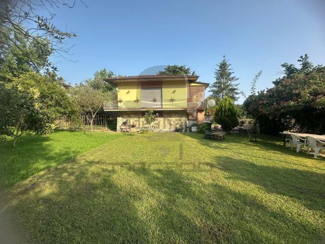 Case e ville in vendita di 240 m² in Via Carlo Cassola, 9