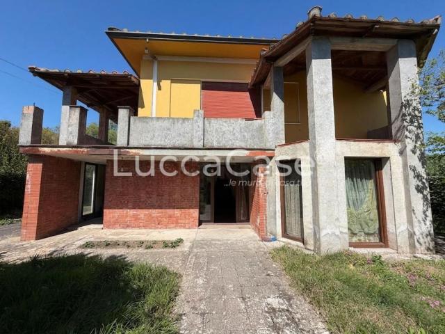 Case e ville in vendita di 240 m² in Via Carraia