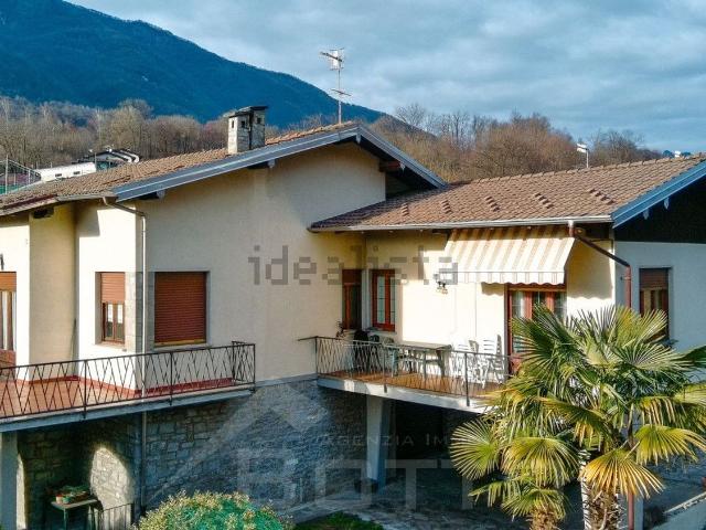 Case e ville in vendita di 240 m² in Via Ceretti, 8