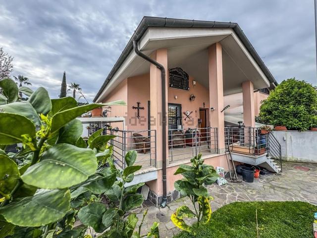 Case e ville in vendita di 240 m² in Via Cesare Pascucci